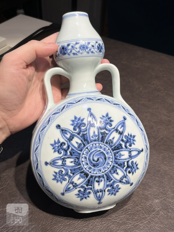 明永乐 青花绶带耳葫芦抱月瓶 - 图8